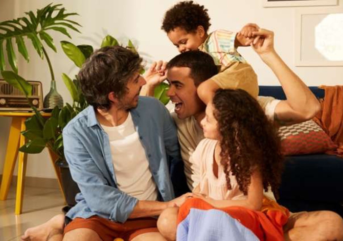 Pais homoafetivos usam a internet para naturalizar novas formações familiares