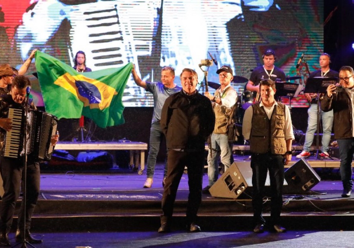 Bolsonaro é vaiado e xingado durante passagem no São João de Caruaru