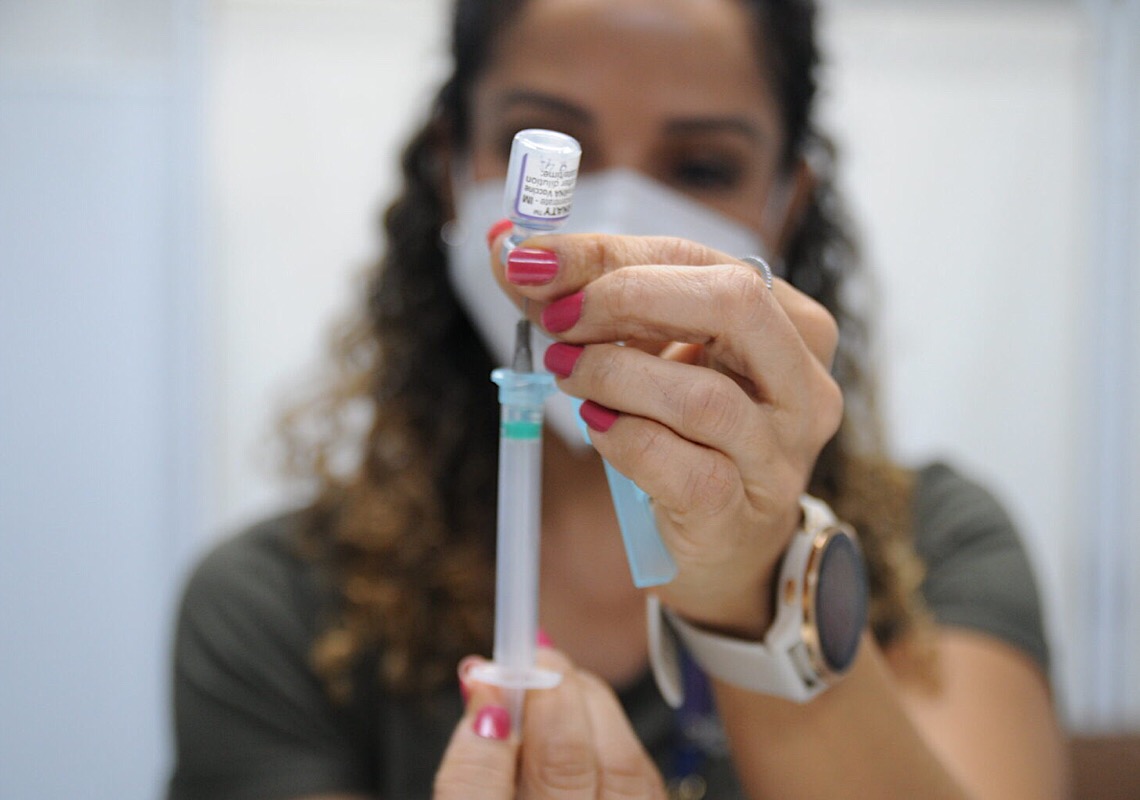 Segunda dose de reforço para maiores de 35 anos a partir desta sexta-feira
