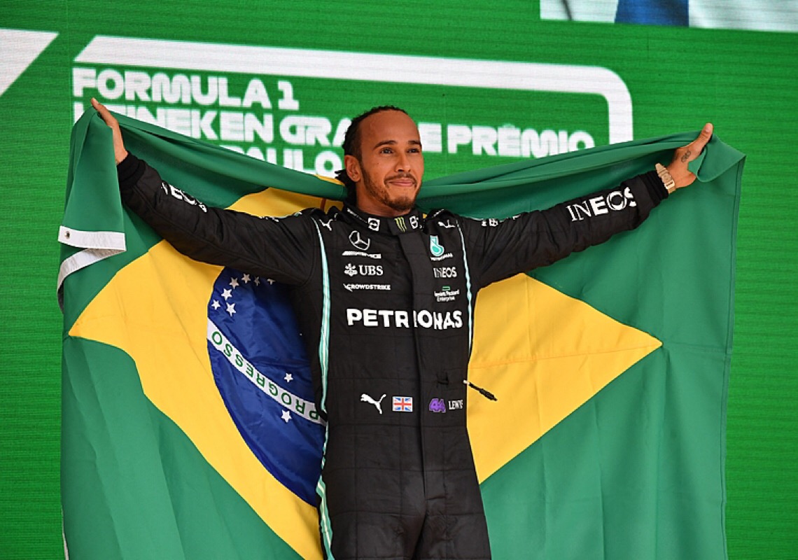Hamilton fica ainda maior em sua luta contra o racismo