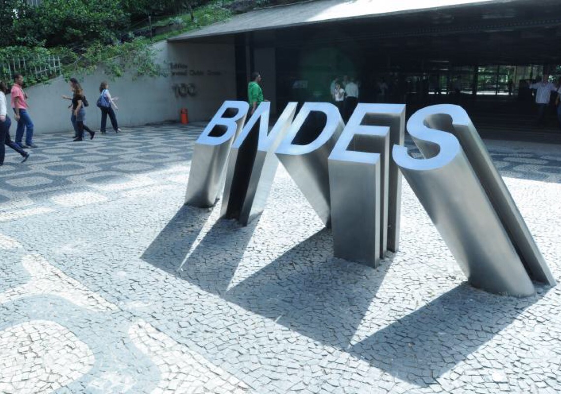 Dinheiro do BNDES foi parar em loja de venda de armas; uso é ilegal