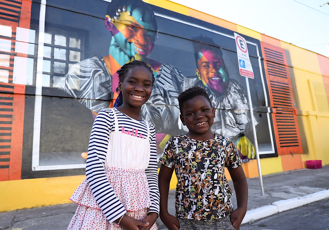 Eduardo Kobra transforma muro em janelas e celebra a diversidade dos migrantes e refugiados