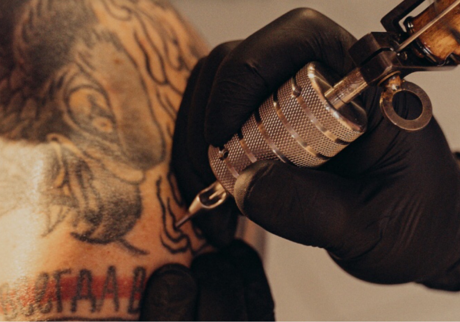 O que tem na tinta da sua tatuagem?