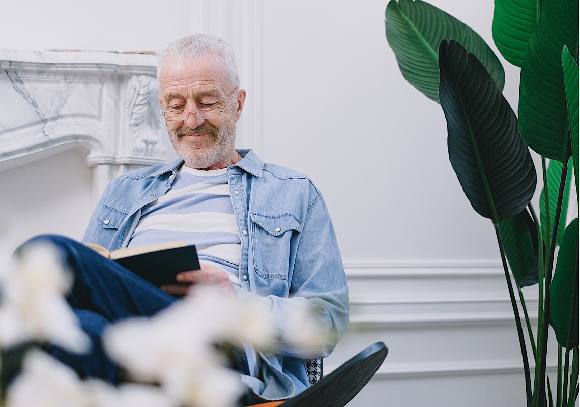 Dia Nacional do Livro: os benefícios que a leitura traz para os idosos