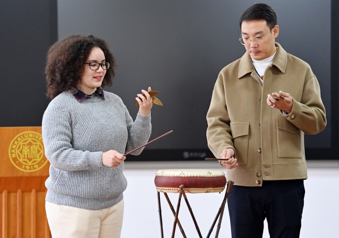 Menina brasileira está fascinada com arte folclórica tradicional chinesa