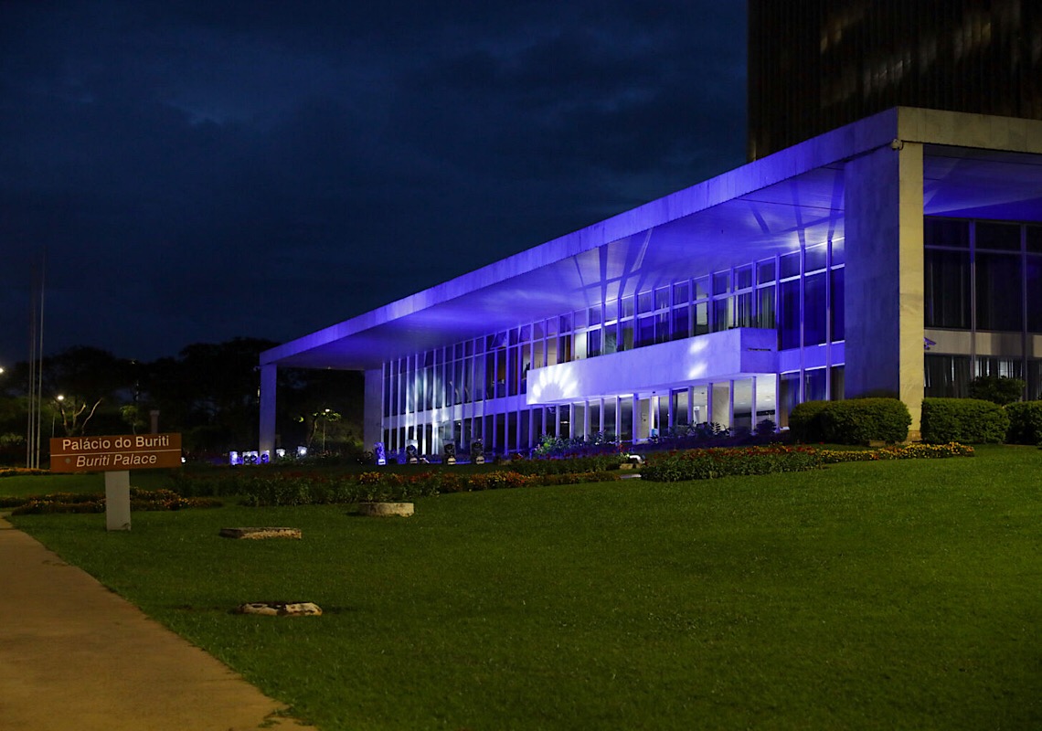 Decoração de Natal azul chega ao Palácio do Buriti