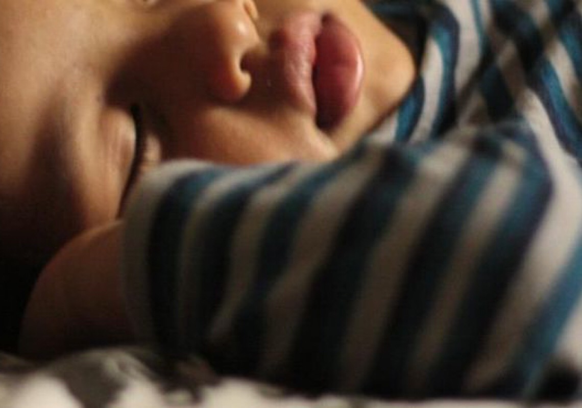 Histórias antes de dormir trazem benefícios para crianças