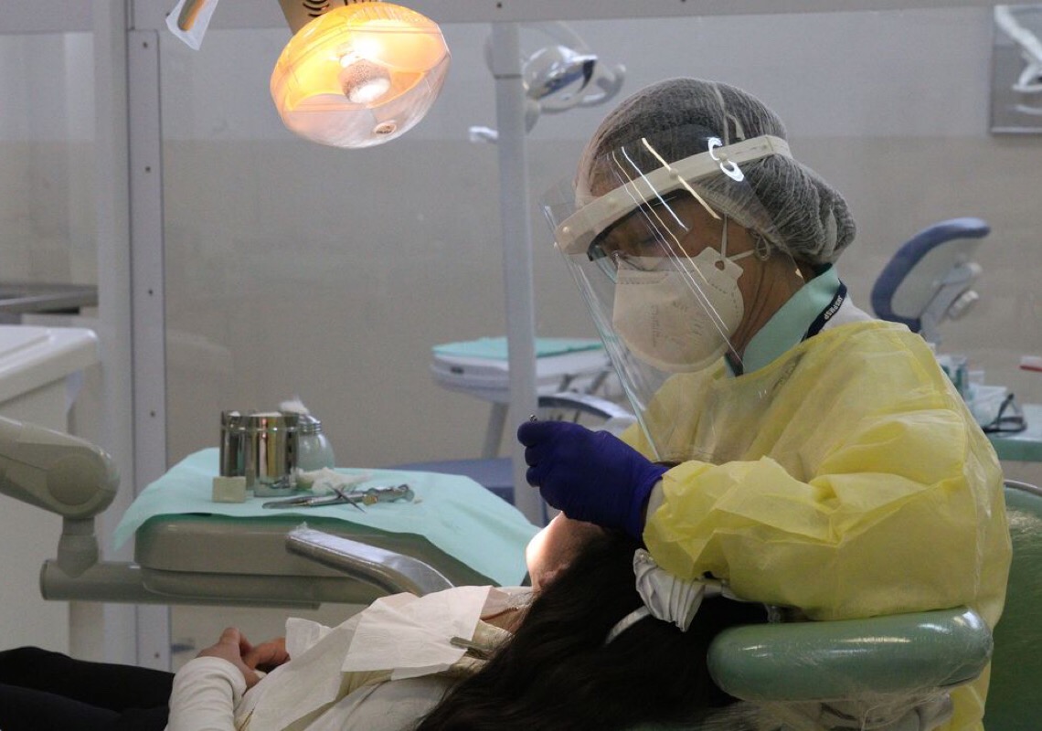 Mesmo antes do nascimento dos primeiros dentes, os bebês devem ir ao dentista