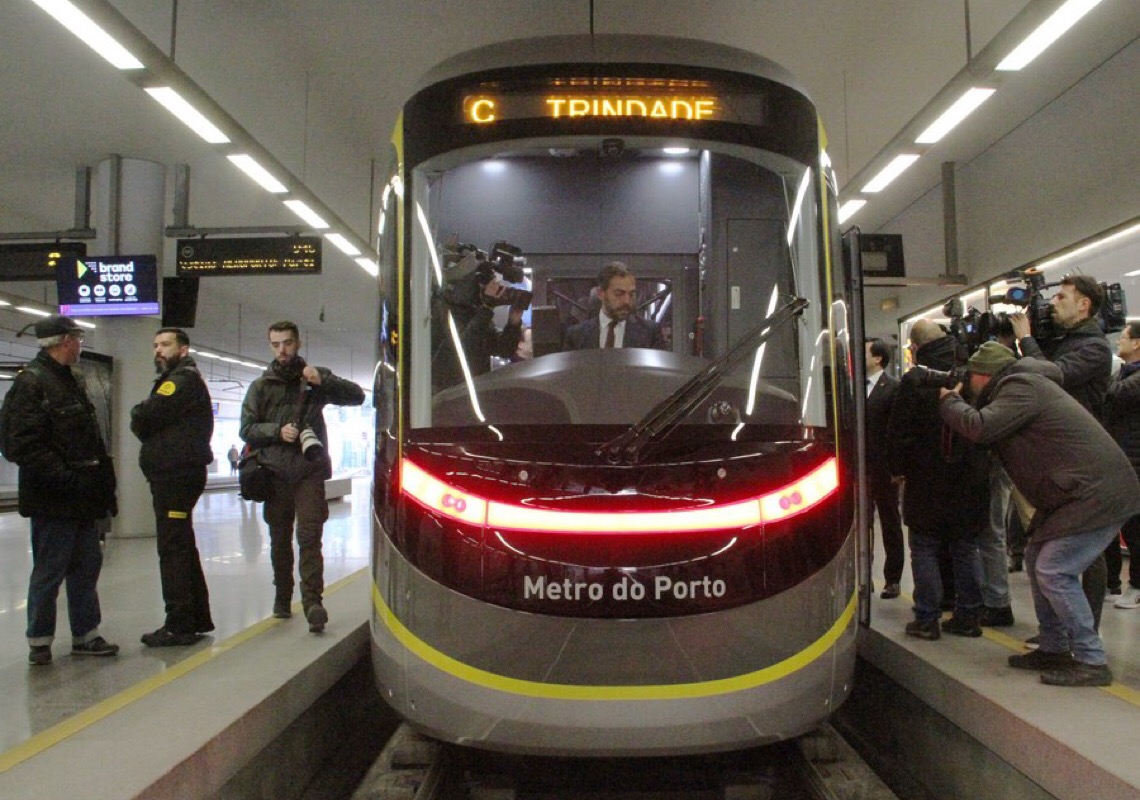 Trens de metrô fabricados na China são entregues a Portugal