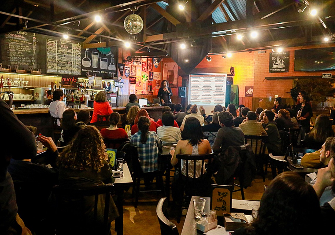 Ciência com cerveja? Iniciativa internacional leva divulgação científica para bares 