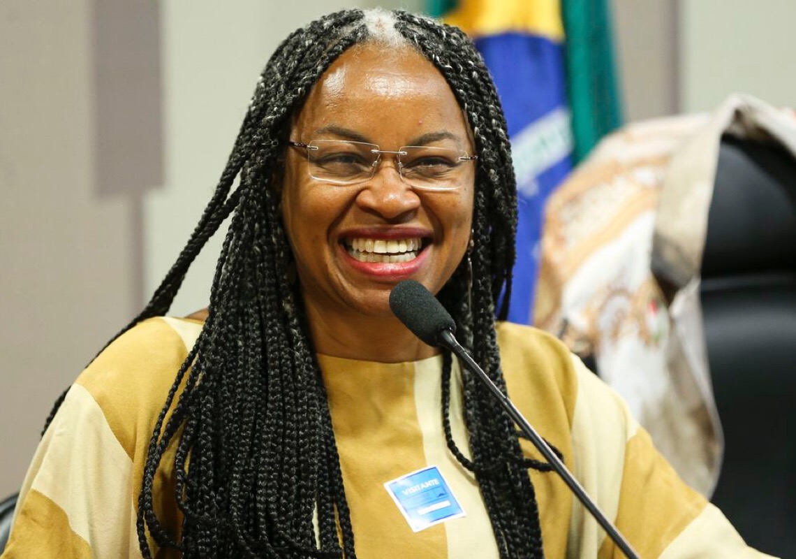 Olívia Santana, deputada baiana lança livro Mulher preta na política
