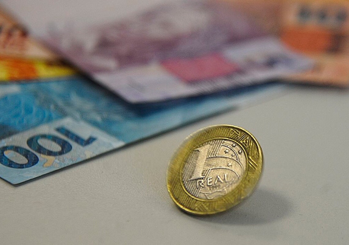Agência de risco aumenta nota de crédito do Brasil após melhora na economia
