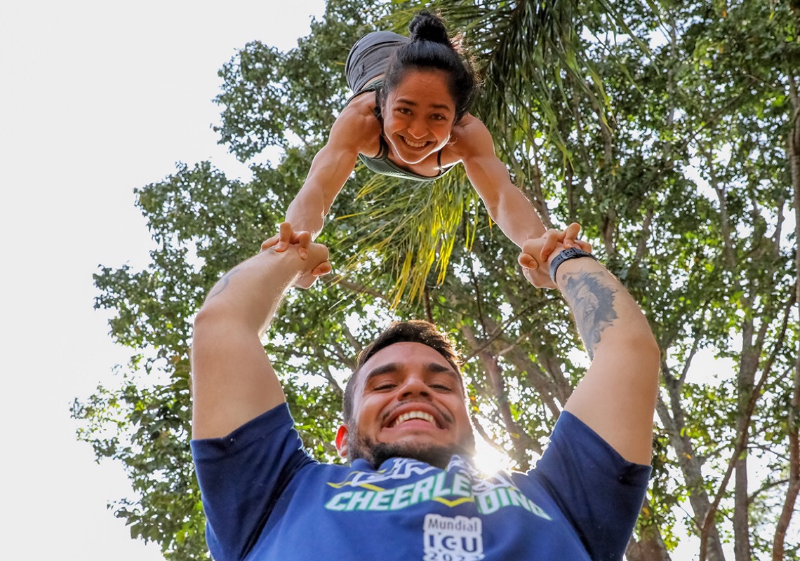 Atleta brasiliense de cheerleading conquista bolsa em universidade nos EUA
