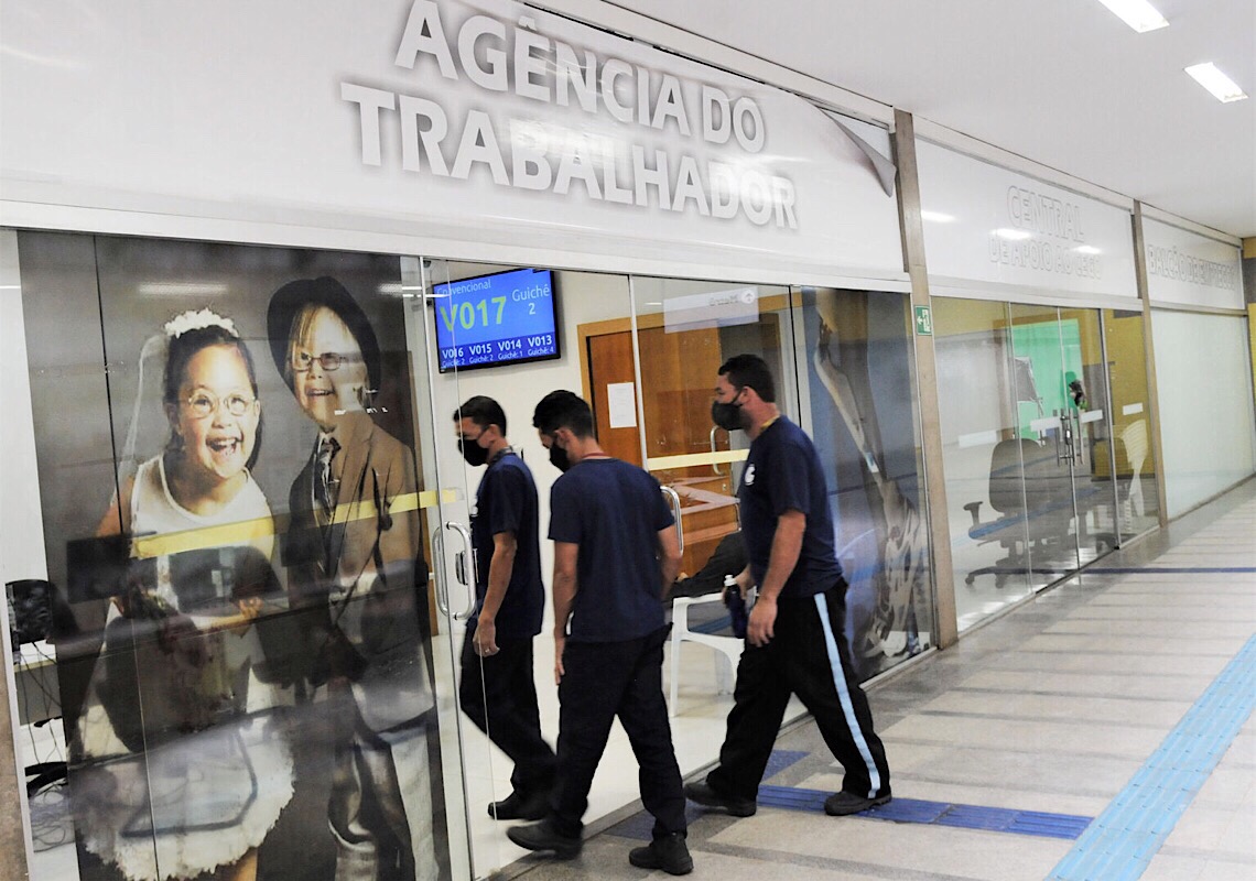 Mais de 340 vagas de emprego estão abertas nas agências do trabalhador