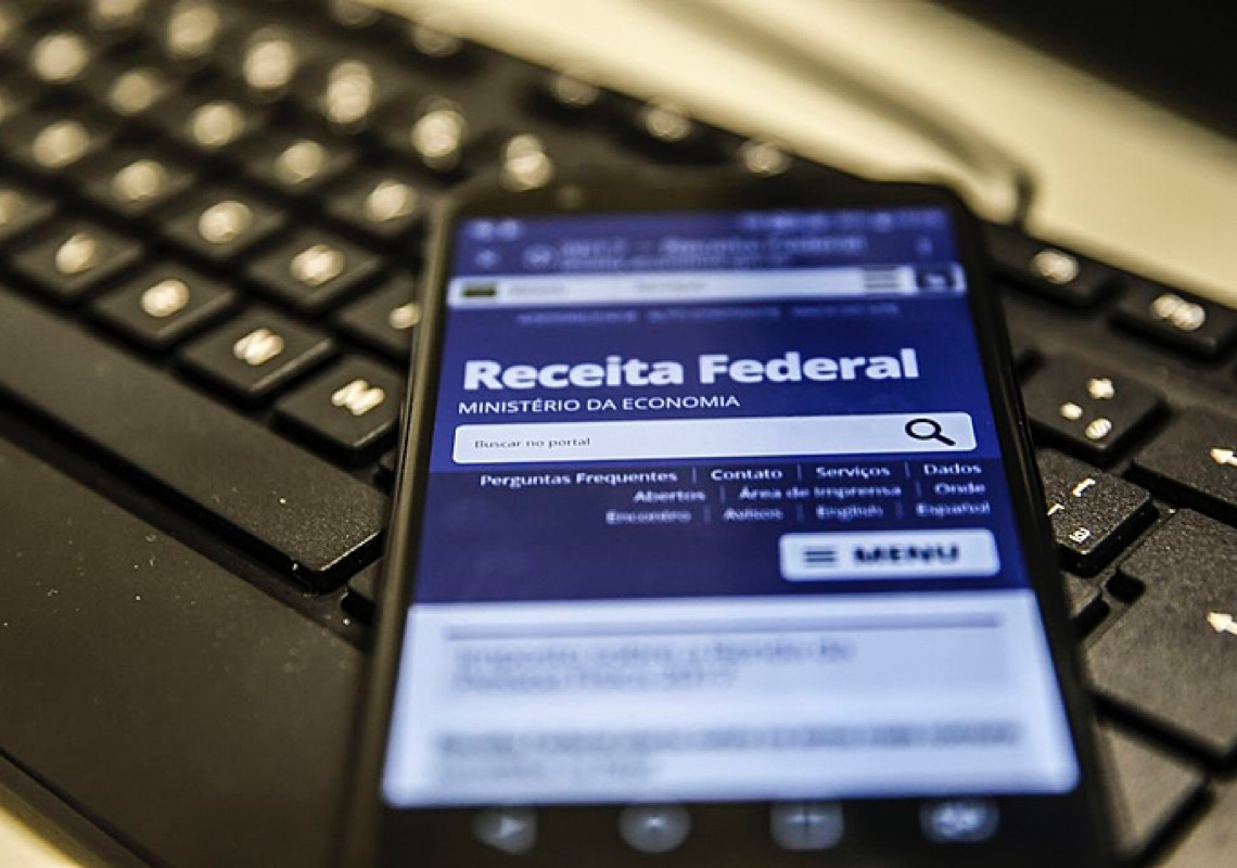 Lula assina MP para taxar fundos de super-ricos e sanciona lei de valorização do salário mínimo