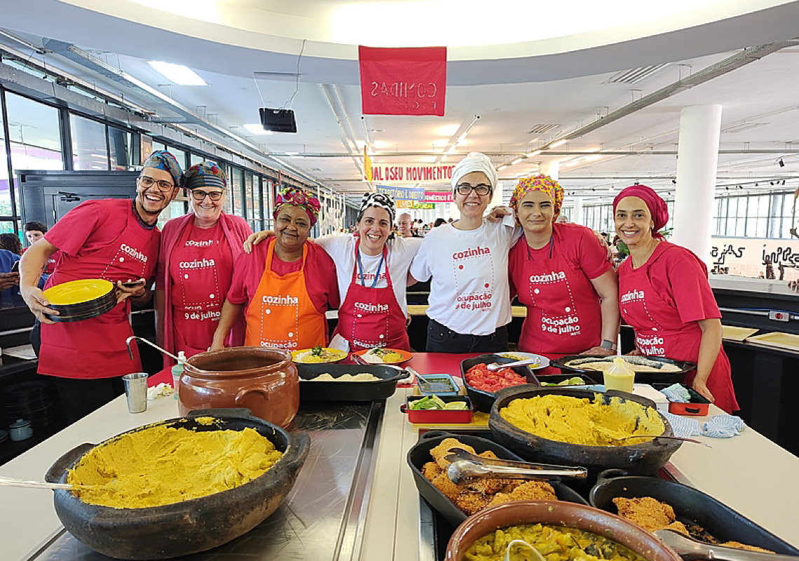 Cozinha da ocupação 9 de Julho é montada na Bienal de Artes de São Paulo