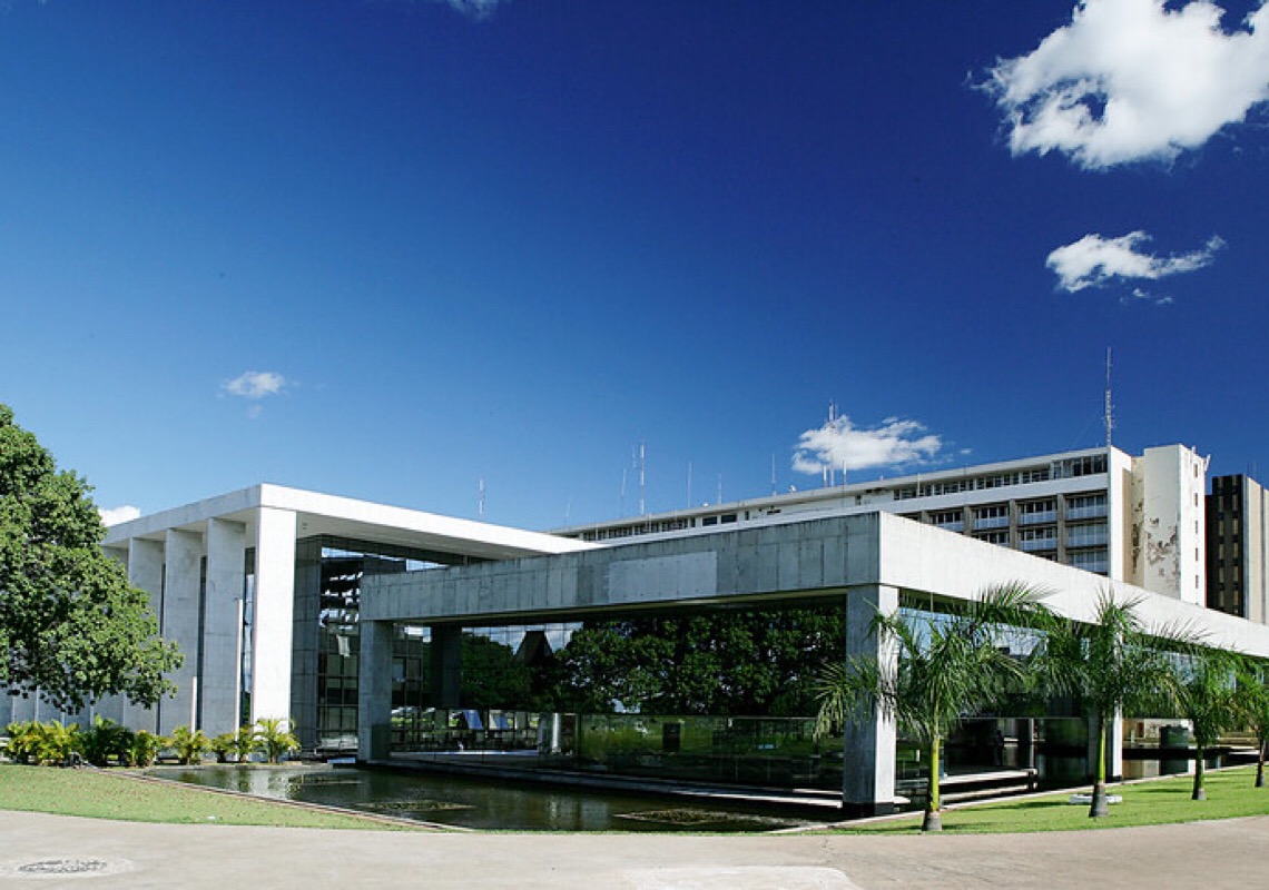 Justiça mantém provisoriamente direito de moradia de residentes de prédio embargado na Vicente Pires