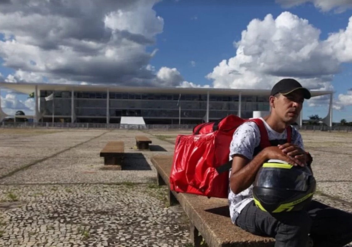 Documentário narra rotina pandêmica de entregadores por app em Brasília