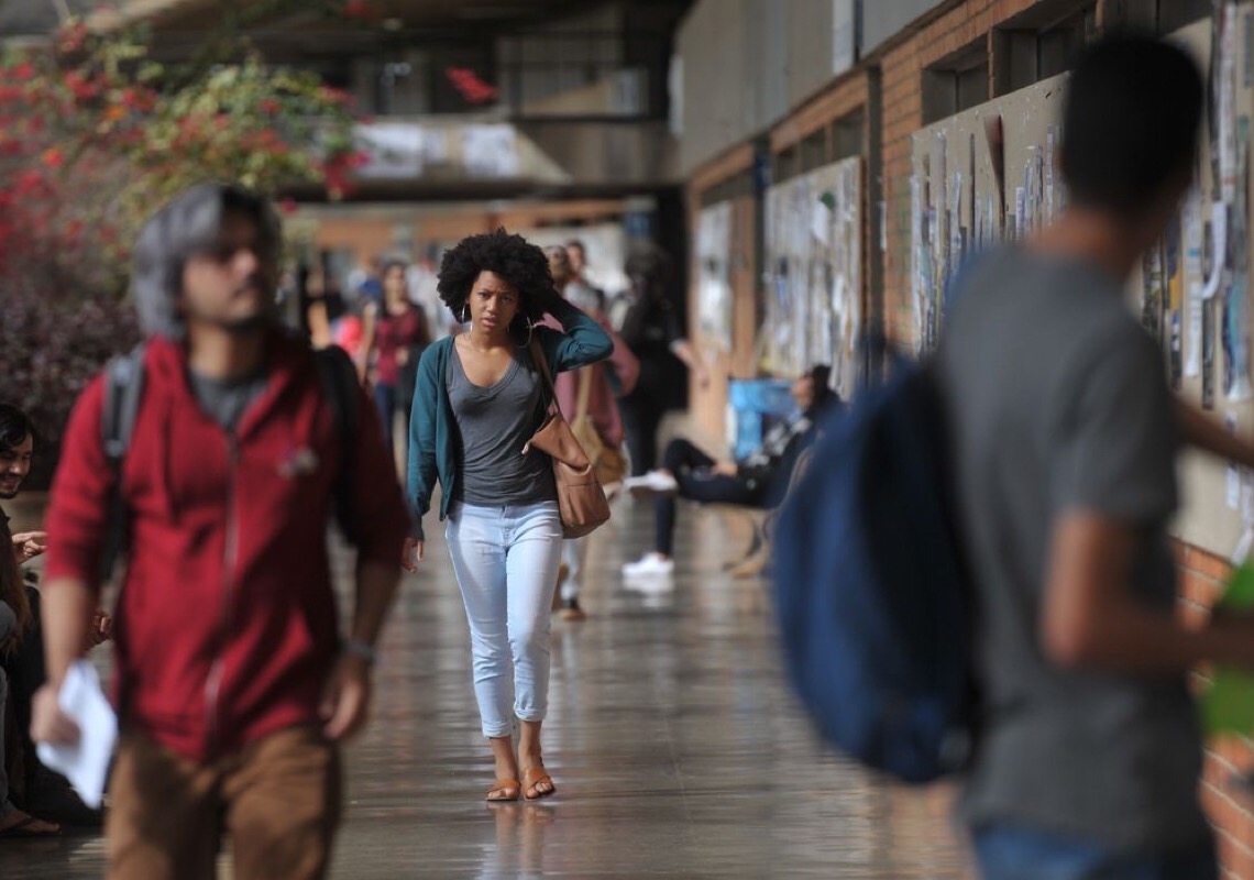 Negros são minoria no serviço público federal e têm menores salários