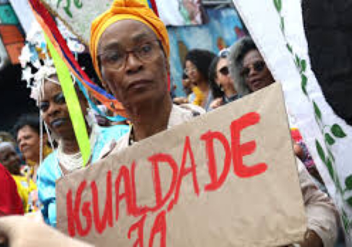Mulheres concentram 60% de casos de racismo pela internet no Brasil