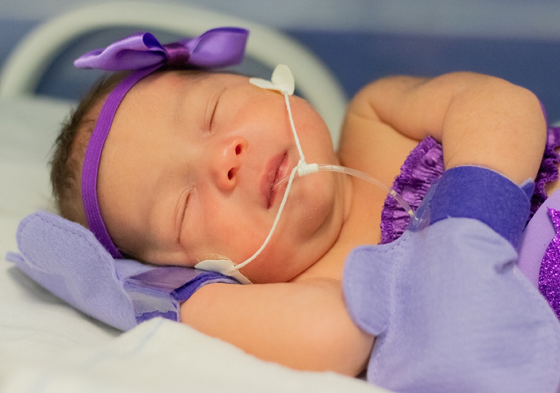 Novembro Roxo: Ensaio fotográfico aproxima mães e bebês prematuros