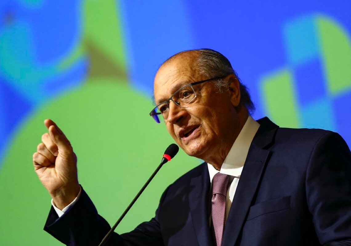 Ações de varejistas se beneficiam com fala de Alckmin; dólar sobe para R$ 4,89