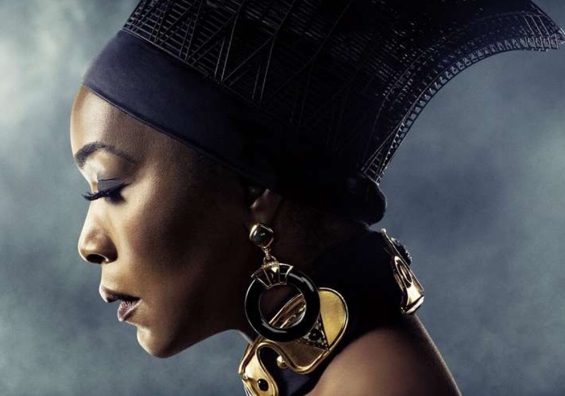 Calendário da Pirelli evoca afrofuturismo de Wakanda com fotos de Angela Bassett
