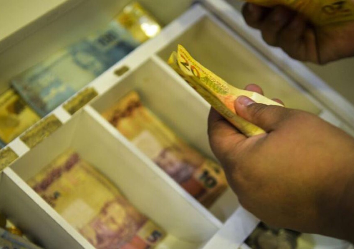 Bolsa cai e dólar sobe para R$ 4,91 com perspectiva de inflação mais alta