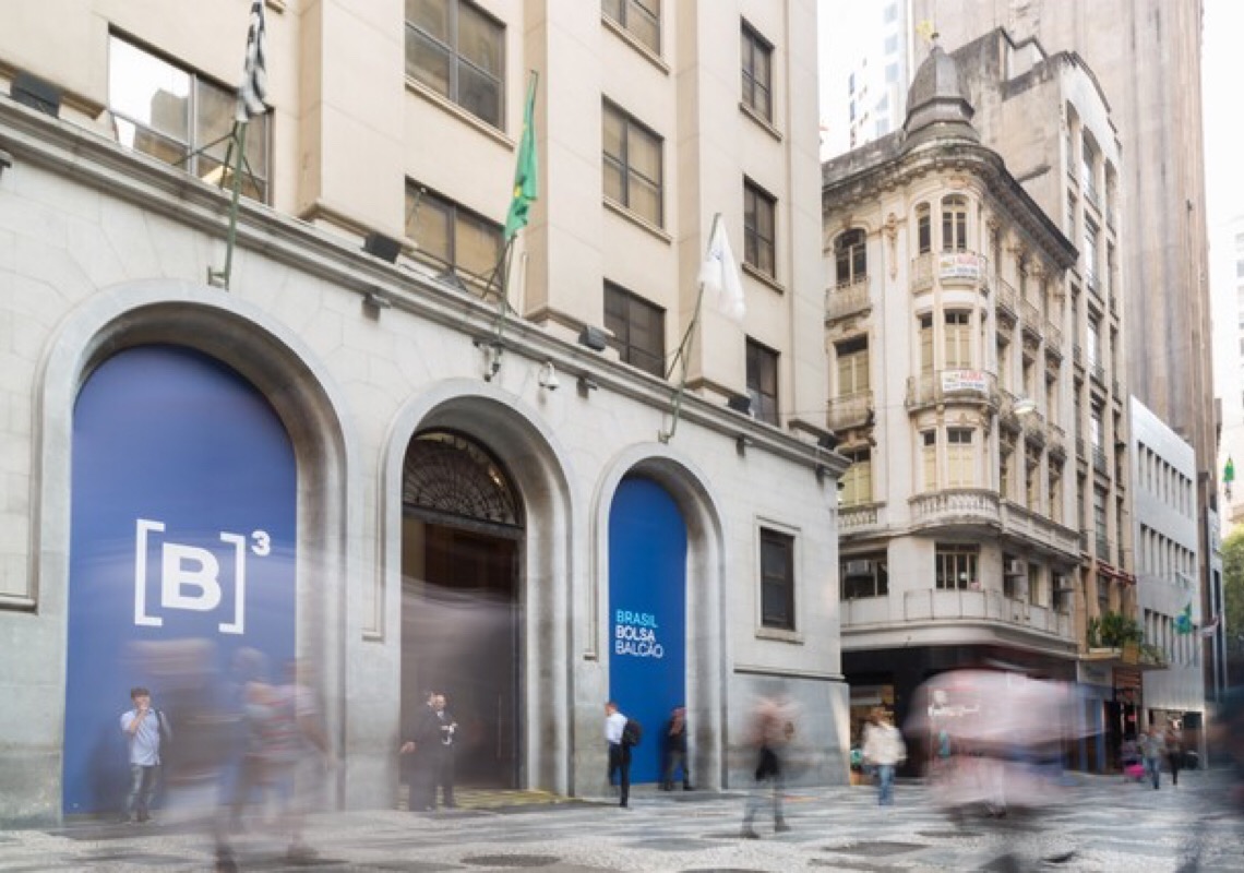 Bolsa volta a subir com PIB melhor que o esperado; dólar oscila