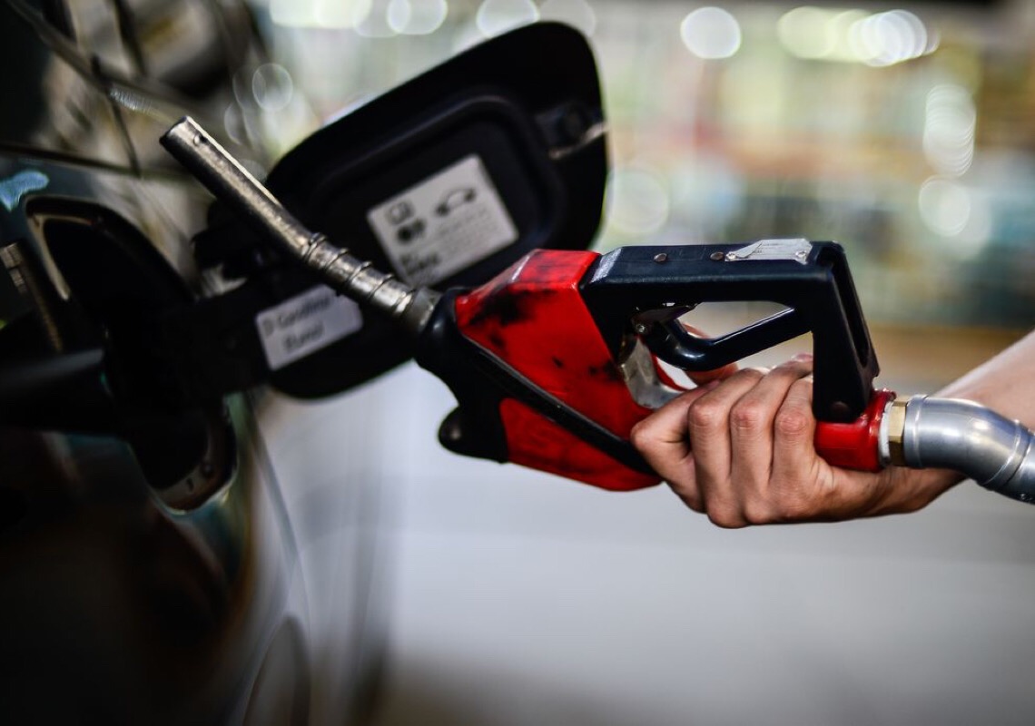 Bolsa avança com suporte de Petrobras e Vale; dólar recua