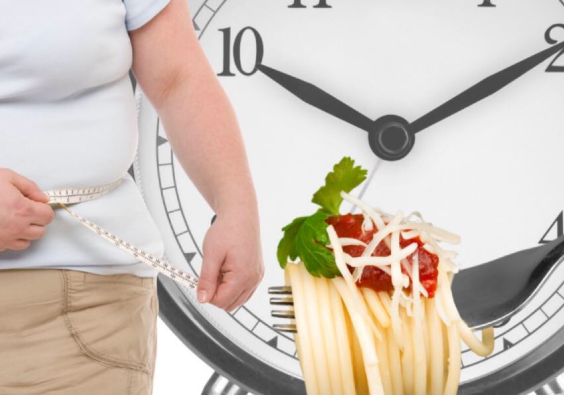 Comer tarde da noite aumenta o risco de obesidade