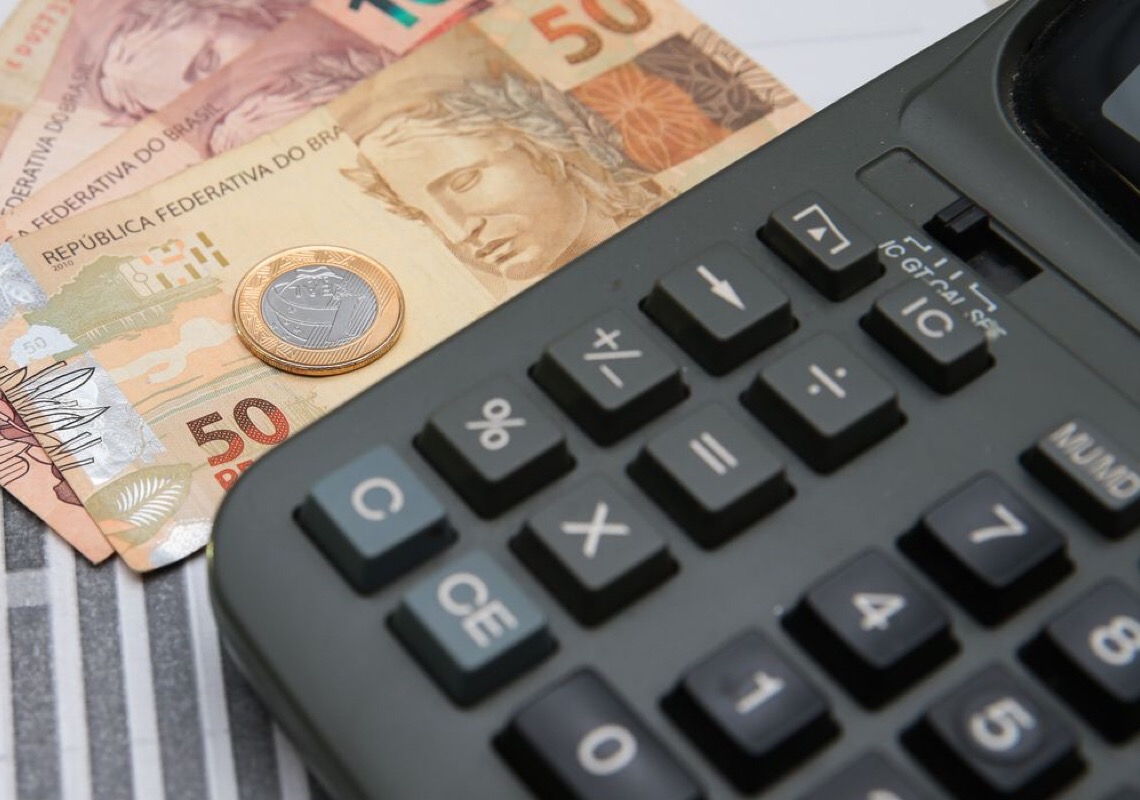 Dólar sobe com dados fortes de emprego nos EUA; Bolsa avança