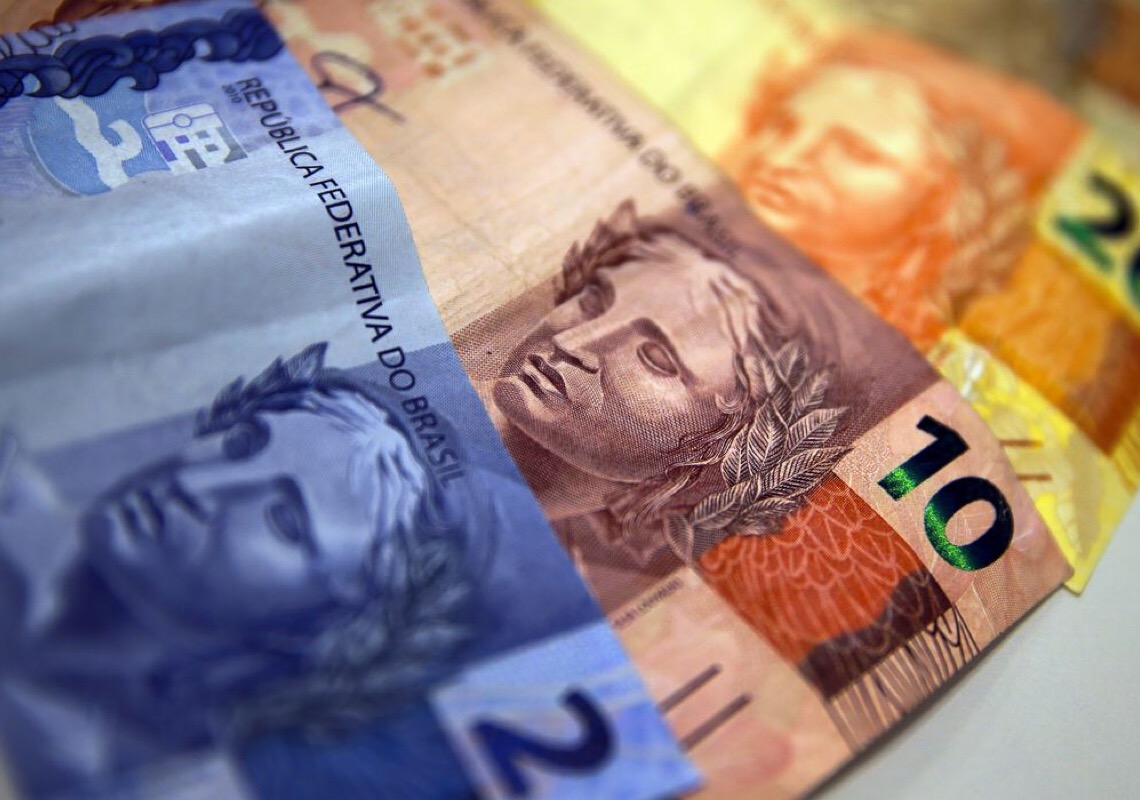 Bolsa cai e dólar sobe antes de decisões sobre juros no Brasil e nos EUA