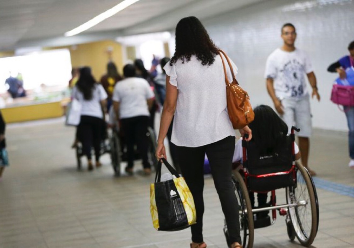 Vagas para pessoas com deficiência oferecem salários de quase R$ 9 mil