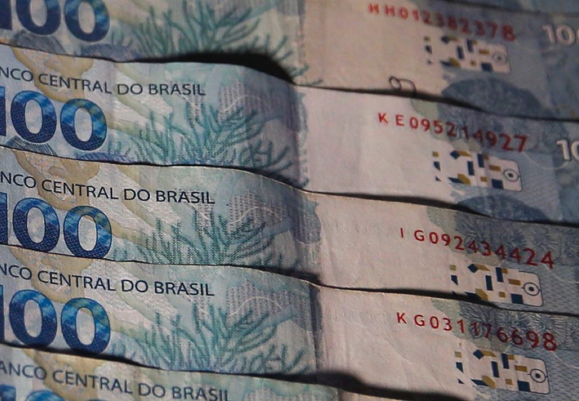 Mercado Financeiro: Dólar sobe quase 1% e volta para R$ 4,91; Bolsa cai