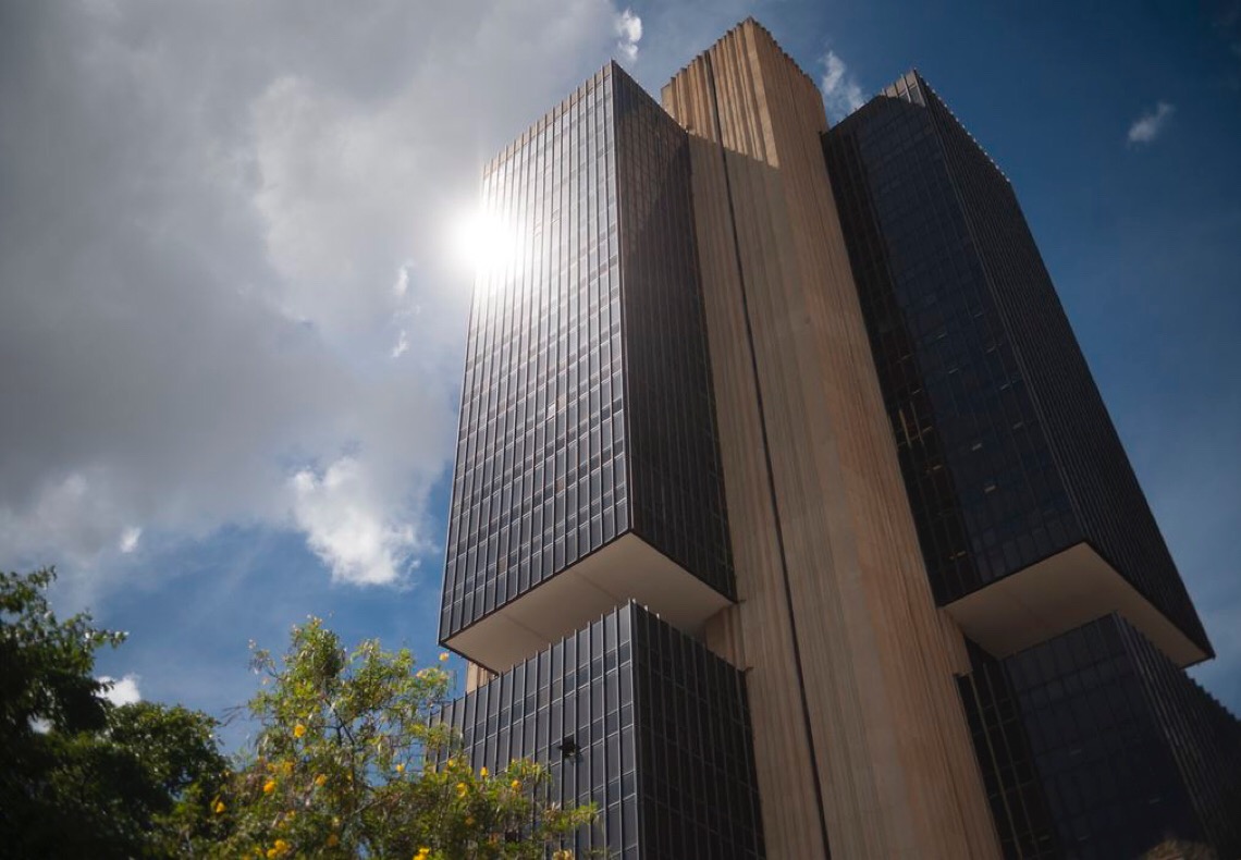 Números do mercado financeiro e cotação das moedas 