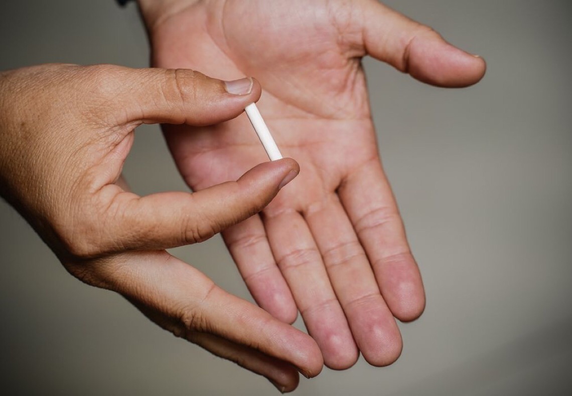 Entenda o que é o chip da beleza condenado por entidades médicas