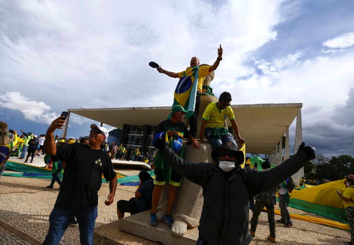 Das guerras à tentativa de golpe no Brasil, extremos marcaram 2023