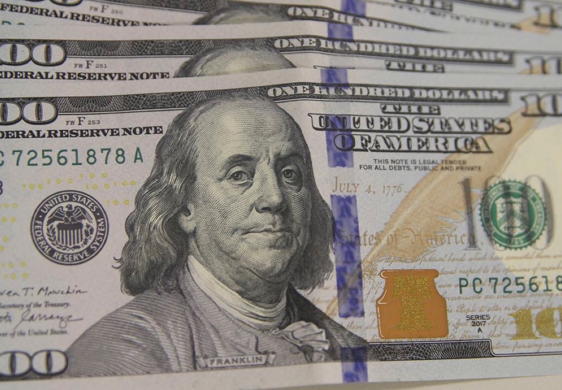 Bolsa abre em alta e dólar cai para R$ 4,85 nesta terça-feira, 26