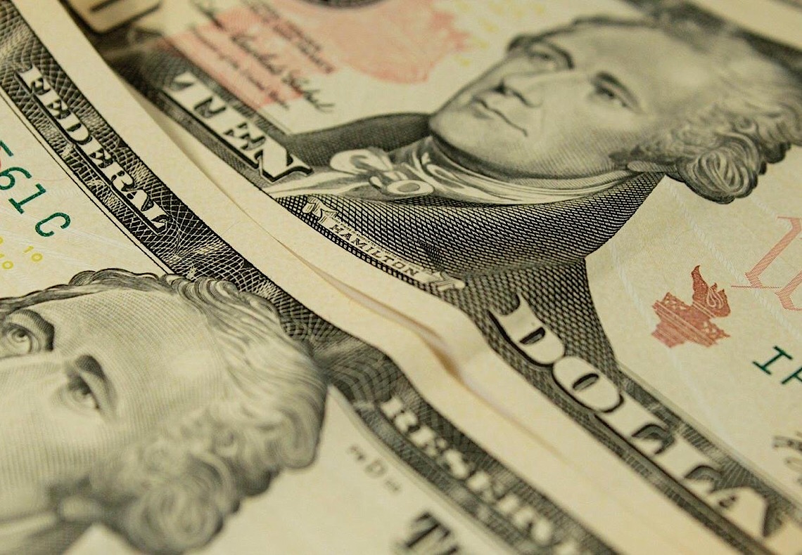 Dólar começa dia em baixa, mas reverte e opera em alta; Bolsa sobe