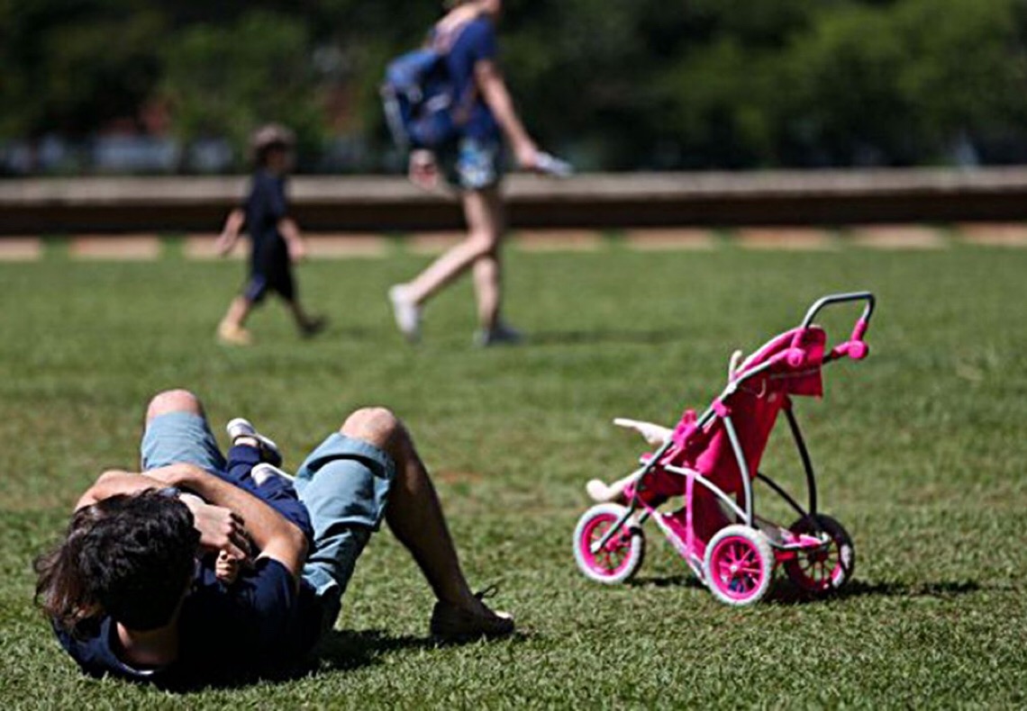 A pior coisa que pais podem fazer pelos filhos é criá-los sem ajuda, diz pediatra