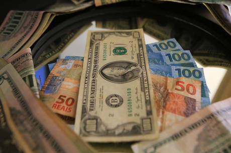 Projeções mostram dólar de volta à casa do R$ 5 em 2024
