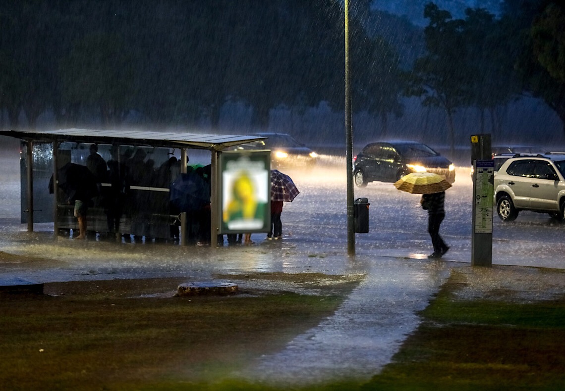 Temporada de chuvas requer cuidados com raios e alagamentos