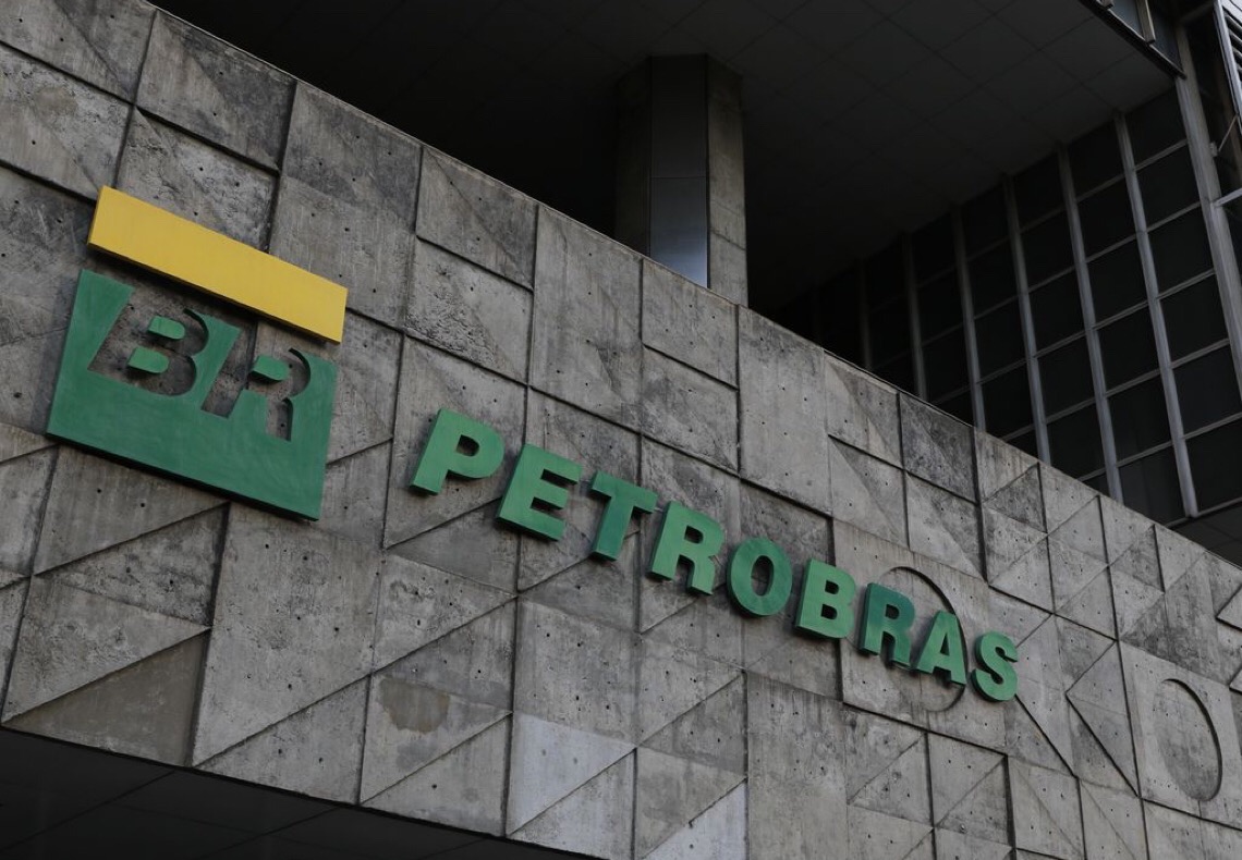 Bolsa tem leve alta com apoio da Petrobras; dólar fecha estável