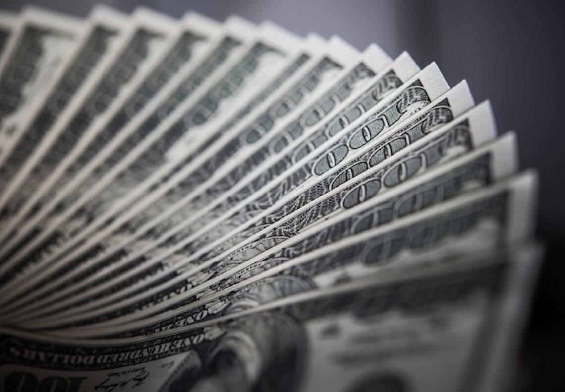 Bolsa cai com mercado à espera de decisões sobre juros; dólar fecha em alta