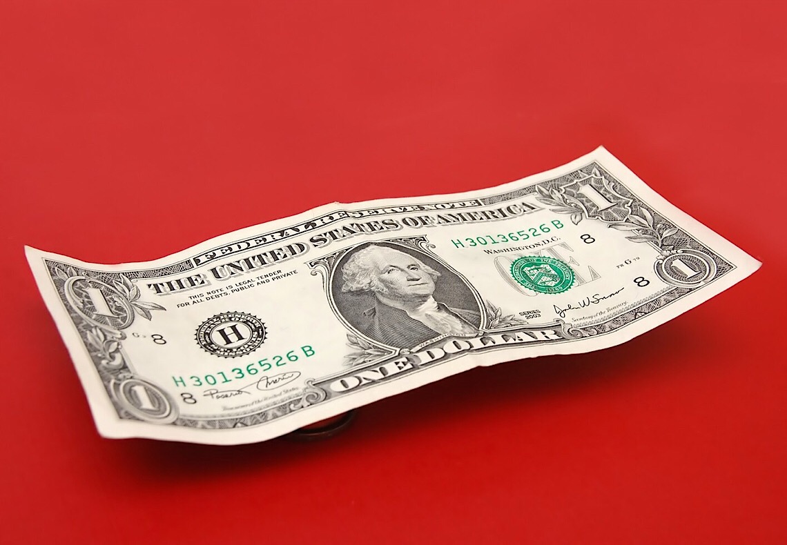 Dólar abre em alta após decisões sobre juros no Brasil e nos EUA