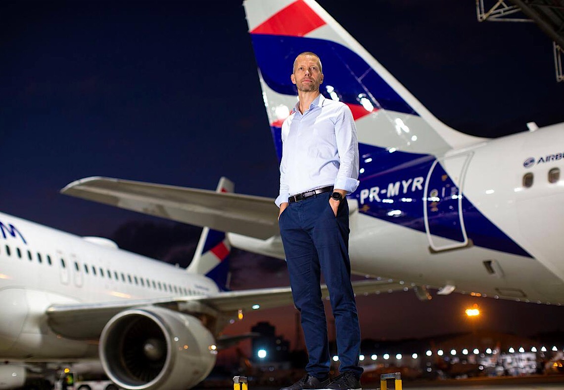 Não vou baratear passagem de empresário que precisa voar para fechar negócios, diz CEO da Latam