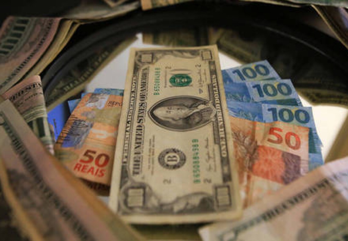 Bolsa recua e dólar sobe para R$ 4,99 após IPCA acima do esperado