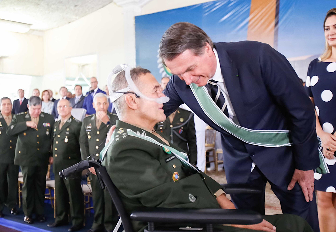 Visitas de Bolsonaro e Tomás a Villas Bôas em mês turbulento põem ex-comandante de volta à cena