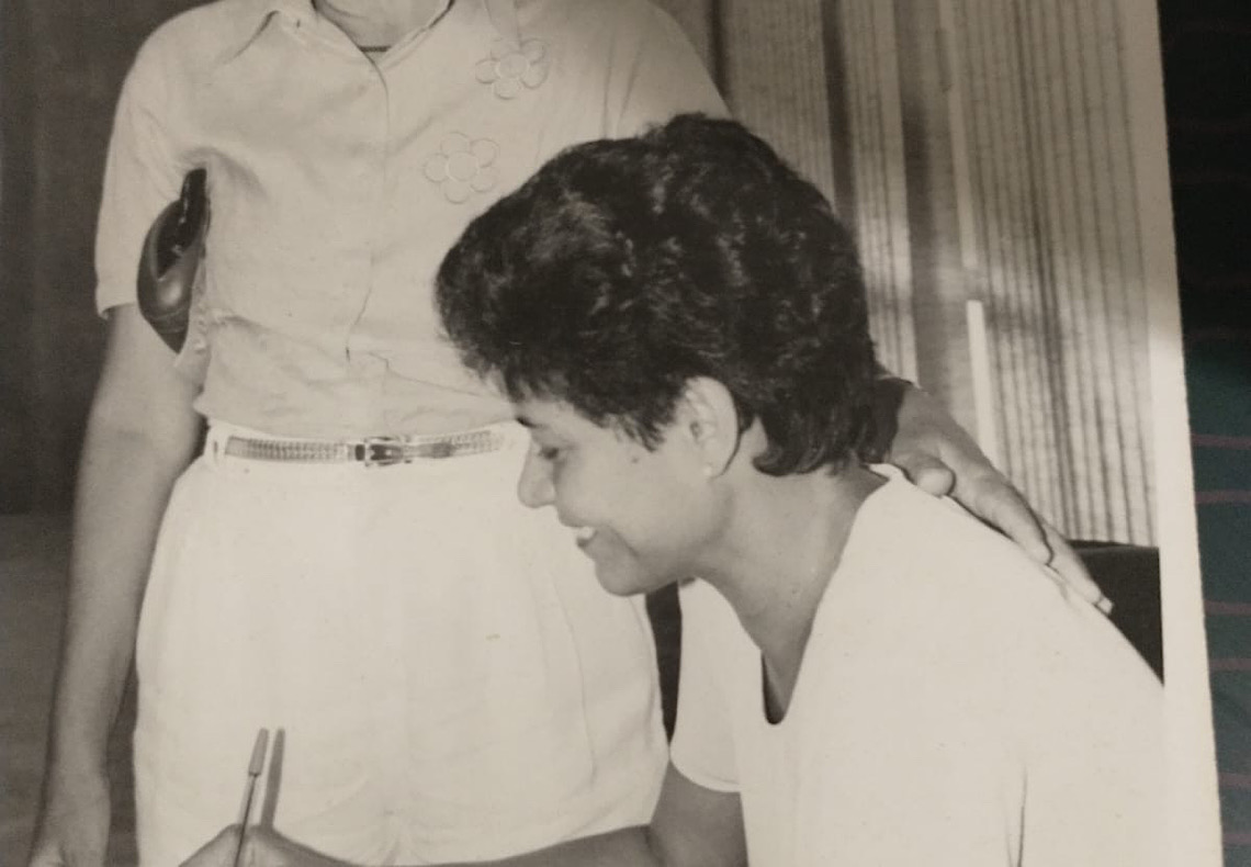 Mesmo internada, Dona Teresinha homenageia deputados brasilienses